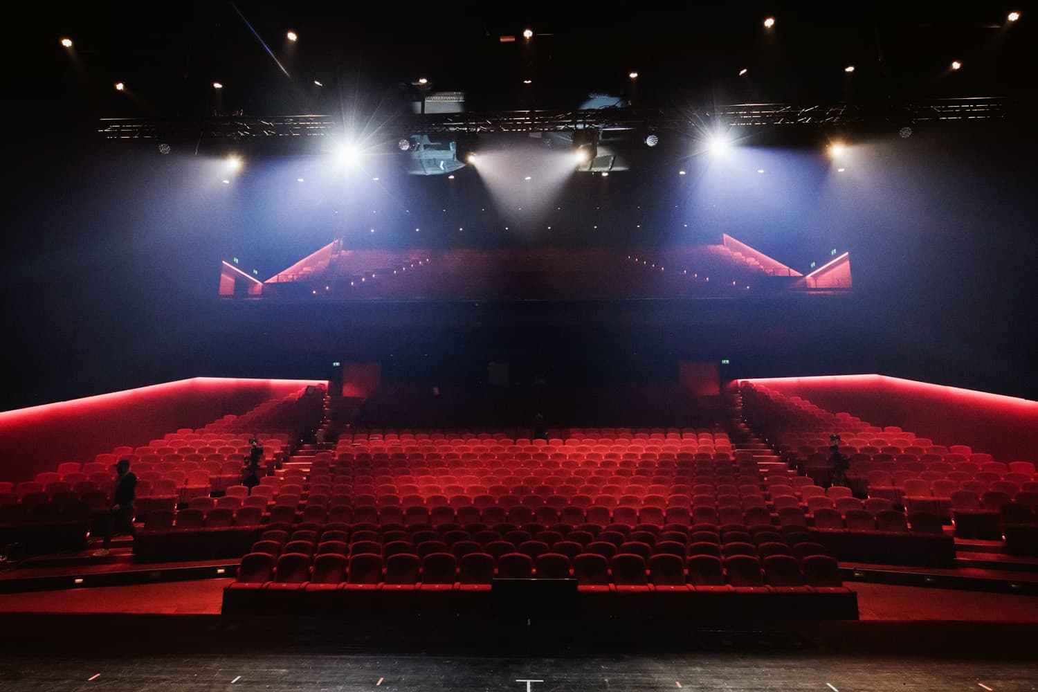 Dirac Spaces – Theatre